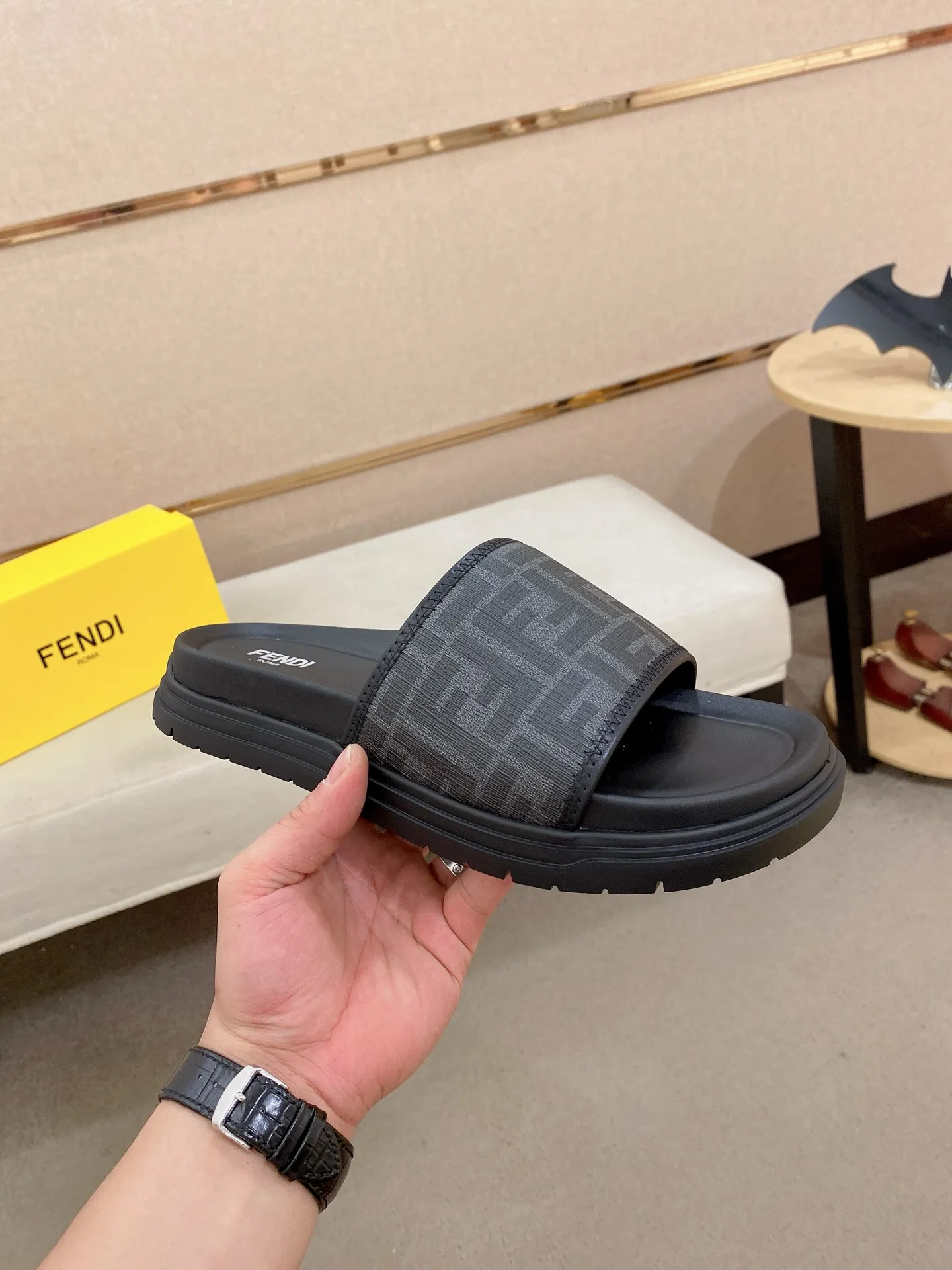 Factory price: 320💰 [Fendi Slippers] High-end brand of men's shoes, official website 1:1 latest masterpiece: original mold customization, the fabric is made of imported original materials, upgraded outsole, lighter and non-slip. The market's top quality, simple yet tasteful, a must-have for fashionistas, fashionable at your feet, full of confidence, the same style at the counter 👍The season of summer slippers is here. Code: 38-44 (45 is custom-made and cannot be returned or exchanged)